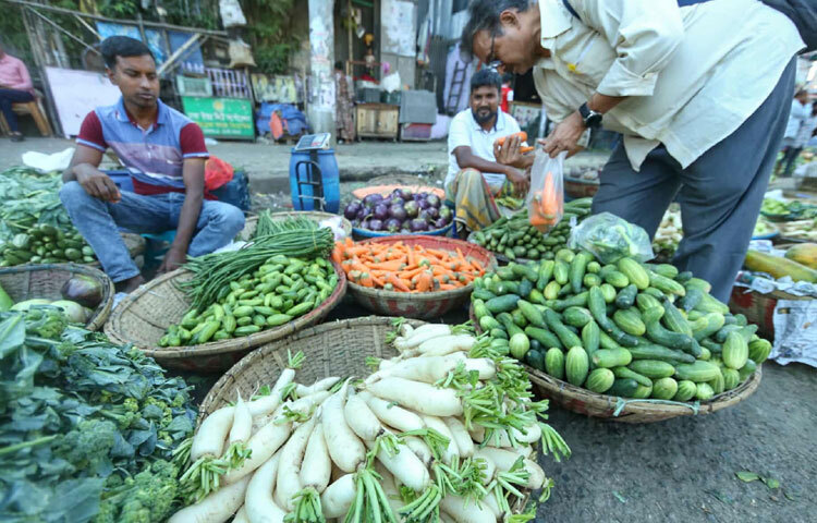 এই শীতে সবচেয়ে বড় স্বস্তির খবর হলো নানা সবজির দাম কিছুটা কমে এসেছে। দীর্ঘদিনের মূল্যচাপের পর মানুষের মুখে এখন হাসির রেখা।