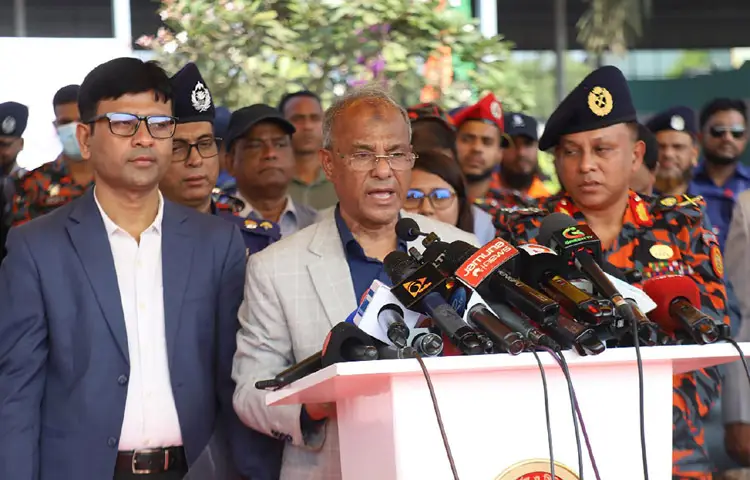 স্বরাষ্ট্র উপদেষ্টা লেফটেন্যান্ট জেনারেল (অব.) মো. জাহাঙ্গীর আলম চৌধুরী আজ রাজধানীর পূর্বাচলে ফায়ার সার্ভিস ও সিভিল ডিফেন্সের ট্রেনিং গ্রাউন্ডে ফায়ার সার্ভিস ও সিভিল ডিফেন্স অধিদপ্তর আয়োজিত ‌‘ইন্টারন্যাশনাল ভলান্টিয়ার্স ডে’ উদযাপন উপলক্ষে অনুষ্ঠানে প্রধান অতিথির বক্তৃতা করেন। ছবি: পিআইডি