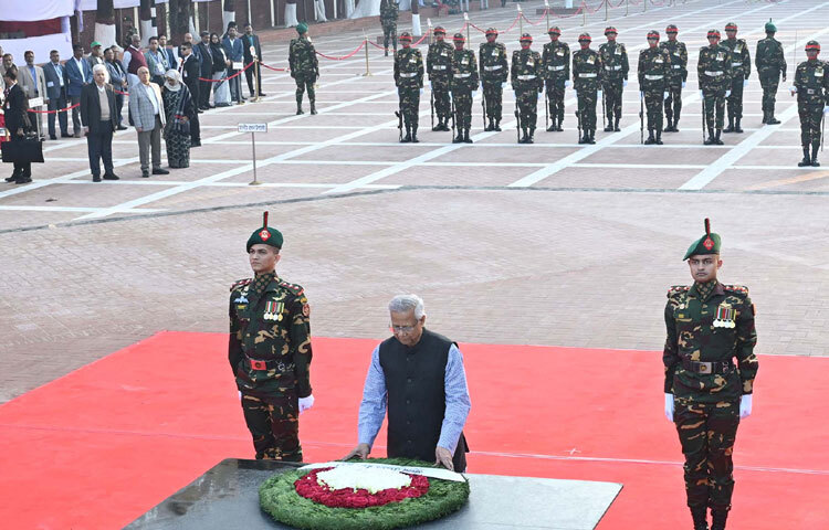 শহীদ বুদ্ধিজীবী দিবস উপলক্ষে প্রধান উপদেষ্টা প্রফেসর মুহাম্মদ ইউনূস ঢাকায় মিরপুরে শহীদ বুদ্ধিজীবী স্মৃতিসৌধে পুষ্পস্তবক অর্পণ করেন। ছবি: পিআইডি