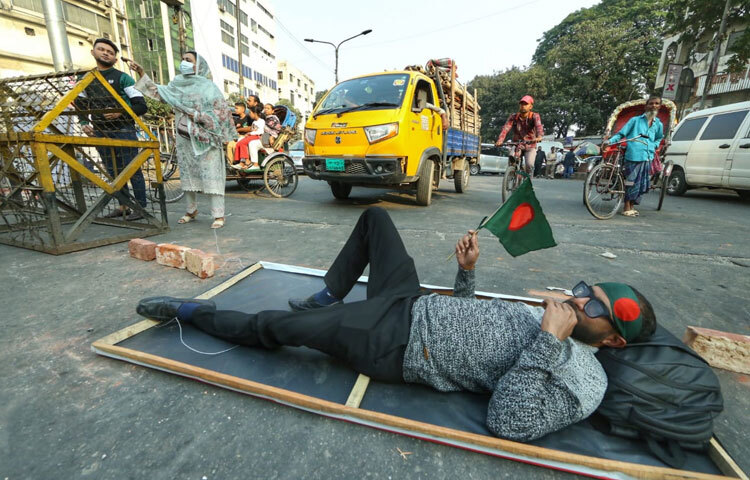 ছাত্ররা স্লোগান দিয়ে অবস্থান নিয়েছেন এবং তাদের দাবি জানাচ্ছেন। কর্মসূচি কতক্ষণ স্থায়ী হবে তা এখনও নিশ্চিত নয়।