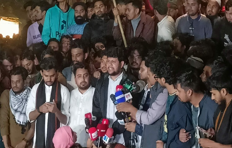 ১৮ ডিসেম্বর দিনগত রাত ১২টা ৫০ মিনিটের দিকে ছাত্র-জনতার সেই বিক্ষোভে যোগ দিয়েছেন জাতীয় নাগরিক পার্টির (এনসিপি) আহ্বায়ক নাহিদ ইসলাম ও সদ্য সাবেক উপদেষ্টা আসিফ মাহমুদ সজীব ভূঁইয়া।