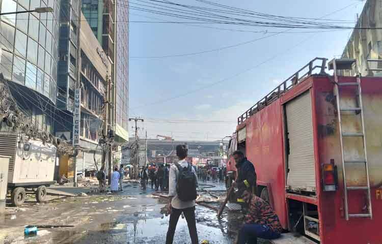 এছাড়া প্রথম আলোর ভবন থেকে এখনও আগুনের ধোঁয়া উড়তেও দেখা গেছে। একই সঙ্গে আগুন পুরোপুরি নির্বাপণে ফায়ার সার্ভিসের কর্মীদের কাজ করতেও দেখা গেছে।