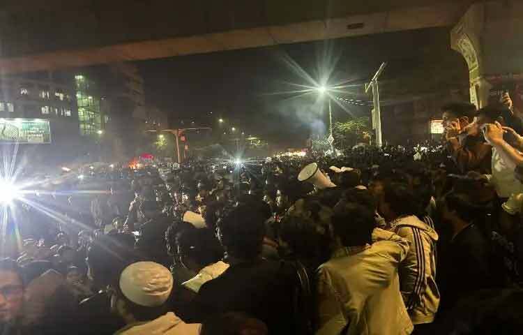 ইনকিলাব মঞ্চের মুখপাত্র শরিফ ওসমান হাদির মৃত্যুর ঘটনায় প্রতিবাদ জানাতে শাহবাগ মোড়ে ছাত্র-জনতার ঢল নেমেছে।