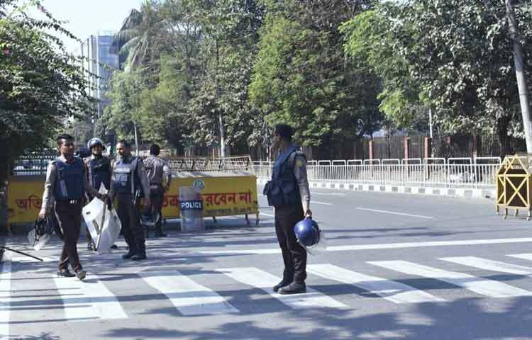 গুরুত্বপূর্ণ সড়কগুলোতে চেকপোস্ট বসিয়ে যানবাহন তল্লাশি করা হচ্ছে।