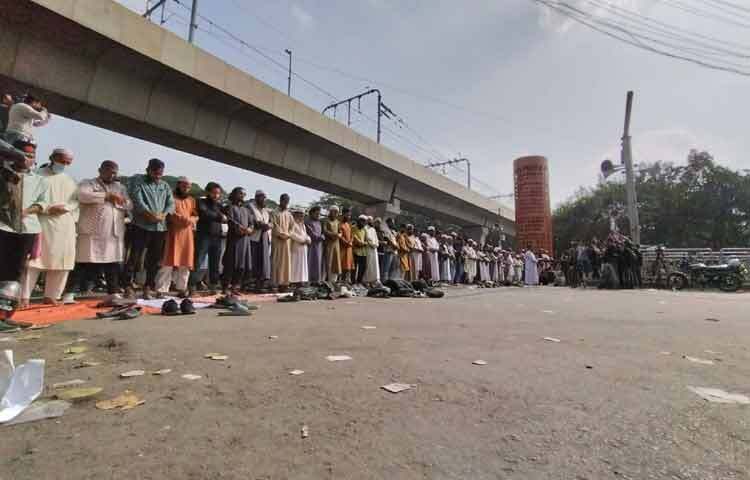 নির্ধারিত সময়ে সড়কের মধ্যেই কাতারবদ্ধ হয়ে জুমার নামাজে দাঁড়িয়ে পড়েন ছাত্র-জনতা।
