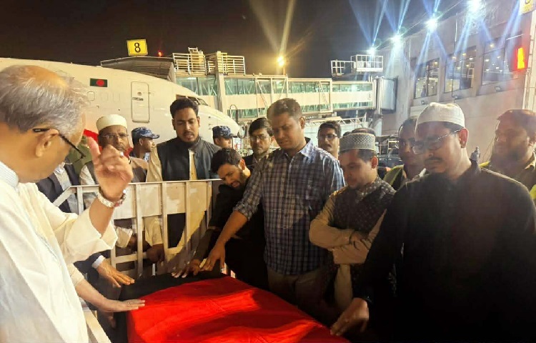 ওসমান হাদির মরদেহ ঢাকা বিশ্ববিদ্যালয় কেন্দ্রীয় মসজিদে নেওয়া হবে, তবে তার মরদেহ দেখার কোনো সুযোগ থাকবে না বলে জানিয়েছে ইনকিলাব মঞ্চ।