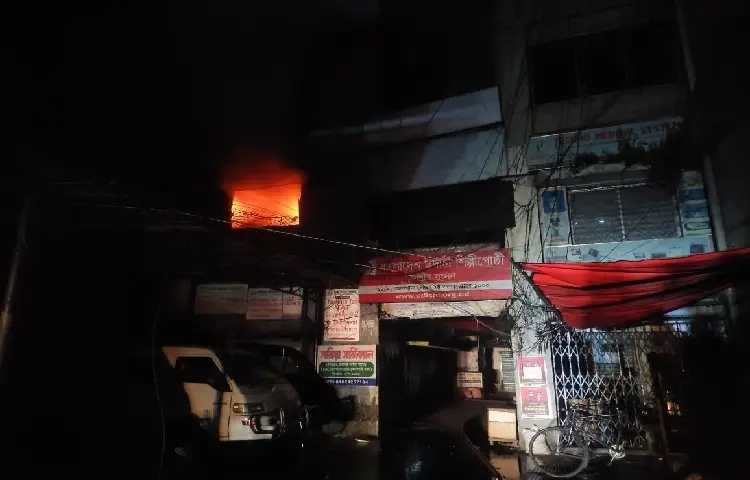 ফায়ার সার্ভিস নিয়ন্ত্রণ কক্ষের ডিউটি অফিসার রোজিনা আক্তার এ তথ্য নিশ্চিত করেছেন।