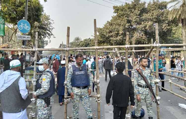 ছোট-বড় মিছিল নিয়ে হাজার হাজার মানুষ মানিক মিয়া অ্যাভিনিউতে ঢুকছেন। তারা হাদি হত্যার বিচার চেয়ে স্লোগান দিচ্ছেন। এর মধ্যে খামারবাড়ি গোল চত্বর সামনে দিয়ে মানিক মিয়া অ্যাভিনিউতে প্রবেশের ব্যবস্থা করা হয়েছে।