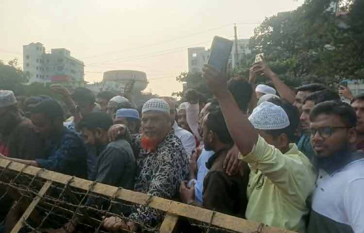 দুপুর ২ টায় জাতীয় সংসদ ভবনের দক্ষিণ প্লাজায় তার জানাজা অনুষ্ঠিত হবে। এরপর ঢাকা বিশ্ববিদ্যালয়ে জাতীয় কবি কাজী নজরুল ইসলামের কবরের পাশে তাকে সমাহিত করা হবে। অথচ সকাল থেকেই মানিক মিয়া অ্যাভিনিউয়ে জড়ো হতে দেখা গেছে অনেককে। হাজারোও মানুষের ঢল নেমেছে সেখানে।