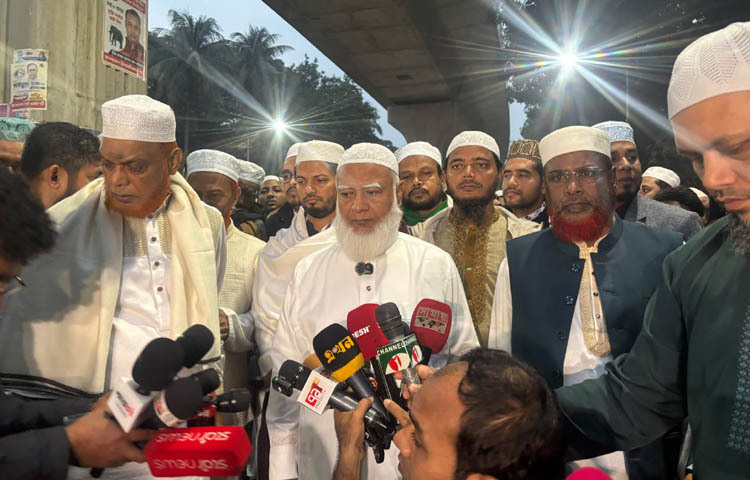 ঢাকা বিশ্ববিদ্যালয়ের (ঢাবি) কেন্দ্রীয় মসজিদের পাশে সন্ত্রাসীদের হাতে গুলিবিদ্ধ হয়ে শহীদ হওয়া শরিফ ওসমান হাদির কবর জিয়ারত করেন বাংলাদেশ জামায়াতে ইসলামীর আমির ডা. শফিকুর রহমান। ছবি: জাগো নিউজ