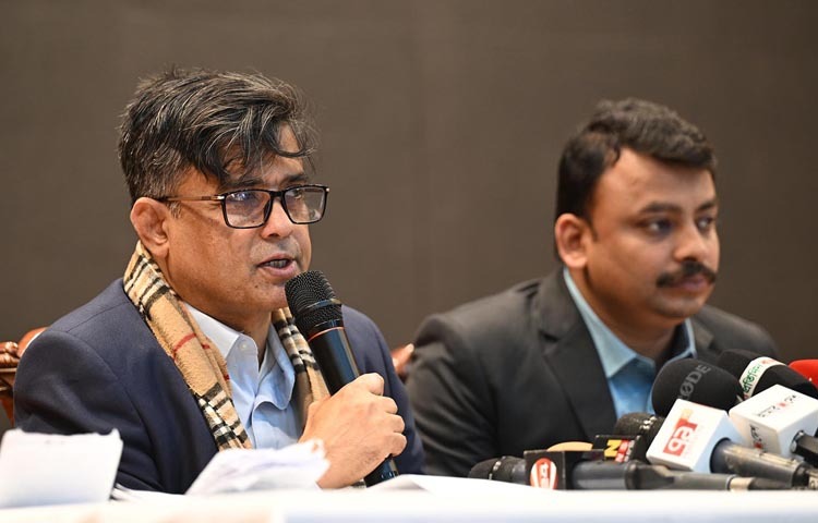 প্রধান উপদেষ্টার প্রেস সচিব মোহাম্মদ শফিকুল আলম আজ ঢাকায় ফরেন সার্ভিস একাডেমিতে উপদেষ্টা পরিষদের সভা বিষয়ে সাংবাদিকদের ব্রিফ করেন। ছবি: পিআইডি