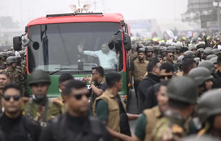 দীর্ঘ ১৭ বছরের নির্বাসন শেষে দেশে ফিরেছেন বিএনপির ভারপ্রাপ্ত চেয়ারম্যান তারেক রহমান। প্রথমে সিলেটে অবতরণের পর আজ বেলা ১১টা ৪০ মিনিটে ঢাকার হযরত শাহজালাল আন্তর্জাতিক বিমানবন্দরে পৌঁছায় তাকে বহনকারী বিমানটি। ছবি: সংগৃহীত