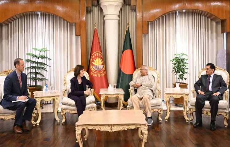 রাষ্ট্রীয় অতিথি ভবন যমুনায় বাংলাদেশে নিযুক্ত যুক্তরাষ্ট্রের চার্জ দ্য অ্যাফেয়ার্স ট্রেসি অ্যান জ্যাকবসনের সঙ্গে তার বিদায়ী সৌজন্য সাক্ষাৎকালে প্রধান উপদেষ্টা অধ্যাপক মুহাম্মদ ইউনূস বলেন স্বাধীন, সুষ্ঠু ও শান্তিপূর্ণ নির্বাচন আয়োজনে সরকার প্রতিশ্রুতিবদ্ধ। ছবি: সিএ প্রেস উইং