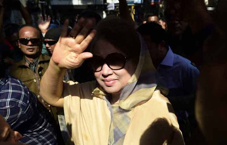 খালেদা জিয়ার রাজনৈতিক যাত্রা শুরু হয় ১৯৭০-এর দশকে, যখন তিনি শেখ মুজিবুর রহমানের রাজনীতির ছায়ায় ধীরে ধীরে নিজেকে প্রতিষ্ঠিত করতে শুরু করেন। ব্যক্তিগত জীবনে তিনি ছিলেন পরিবারের প্রতি অটল ও সহমর্মী। সংসার ও সন্তান পালনকে কখনোই নিজের স্বপ্ন ও রাজনৈতিক কর্মকাণ্ডের অন্তরায় হিসেবে দেখেননি। এই ব্যালান্সেই তার রাজনৈতিক শক্তি এবং সবার নজর কেড়েছিল।