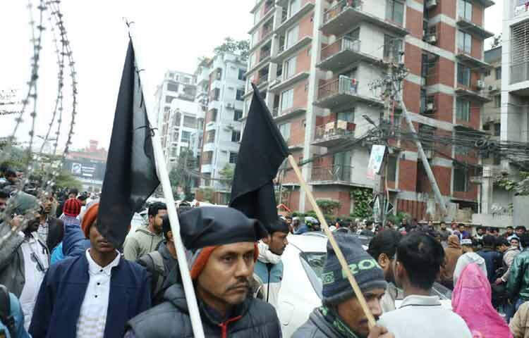 নেতাকর্মীদের চোখে চোখে মিলেমিশে আছে কষ্ট ও শ্রদ্ধার মিলন। কেউ কিছু বলছে না, তবুও তাদের উপস্থিতি বার্তা দিচ্ছে। সমাজের নানা স্তরের মানুষ আজ একজোট হয়ে স্মৃতির প্রতি শ্রদ্ধা জানাচ্ছে। হাসপাতালের প্রবেশদ্বার থেকে শুরু করে রাস্তাঘাট, সব জায়গাতেই যেন শোকের ছায়া।