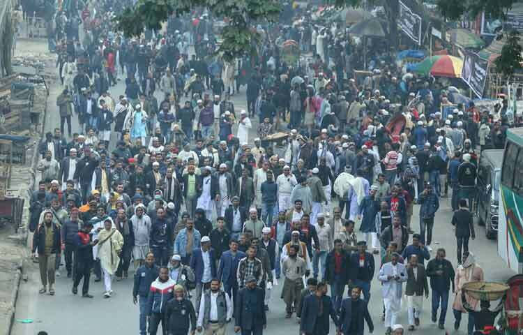 যতই সময় গড়াচ্ছে ততই লোকসমাগম বাড়ছে।