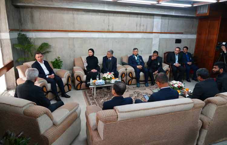 পররাষ্ট্র মন্ত্রণালয়ের দক্ষিণ এশিয়া উইংয়ের মহাপরিচালক ইশরাত জাহানসহ অন্যান্য কর্মকর্তারা তাকে স্বাগত জানান। এ সময় ঢাকায় নিযুক্ত ভারতীয় হাইকমিশনার প্রণব ভার্মাও উপস্থিত ছিলেন।