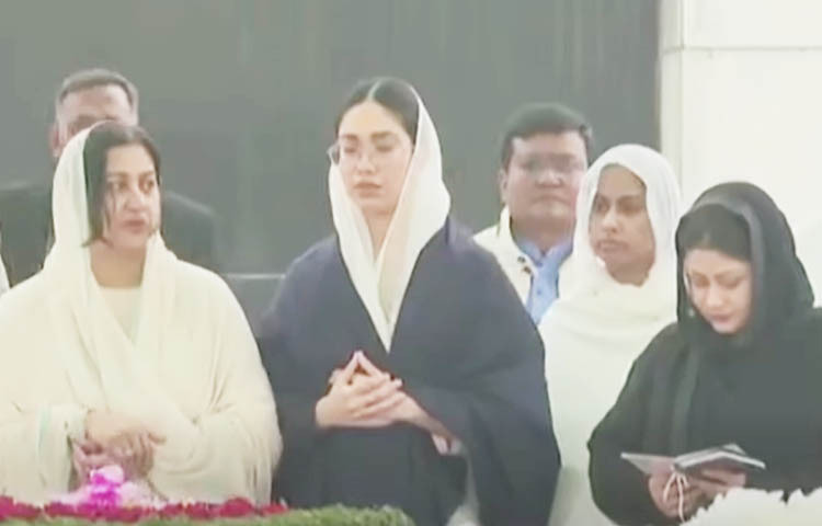 বিএনপি চেয়ারপারসন ও সাবেক প্রধানমন্ত্রী বেগম খালেদা জিয়ার কবর জিয়ারত করেছেন তার নাতনি জাইমা রহমানসহ পরিবারের সদস্যরা। আজ বেলা সাড়ে ১১টার দিকে খালেদা জিয়ার সমাধিতে যান তারা। ছবি: সংগৃহীত