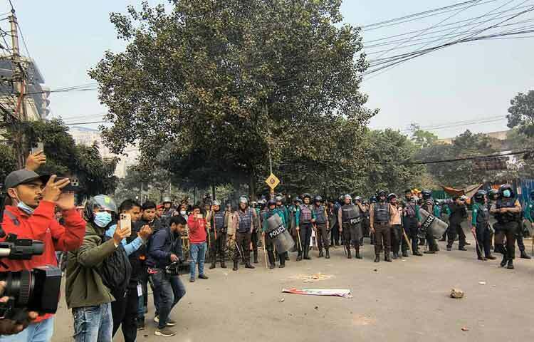 রাজধানীর কারওয়ান বাজারে ব্লকেড কর্মসূচি পালন করছেন মোবাইল ব্যবসায়ীরা। ন্যাশনাল ইকুইপমেন্ট আইডেনটিটি রেজিস্টার (এনইআইআর) কার্যক্রম চালুর প্রতিবাদে ও অবৈধ সিন্ডিকেট ভেঙে দেওয়ার দাবিতে এই আন্দোলন করছেন মোবাইল ব্যবসায়ীরা।