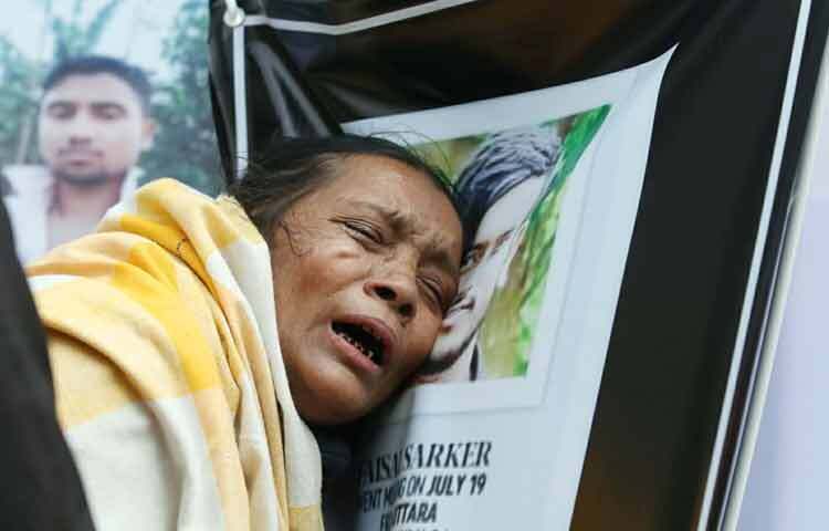 আটটি পরিবারের কাছে কবর শনাক্তের পর বুঝিয়ে দেওয়া হয়। এসময় পরিবারের সদস্যরা কান্নায় ভেঙে পড়েন।