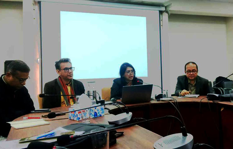 গণভোট নিয়ে ভোটারদের সচেতন করতে চলমান প্রচার কার্যক্রমে সহায়তা করতে গণমাধ্যমকর্মীদের প্রতি আহ্বান জানিয়েছেন তথ্য ও সম্প্রচার সচিব মাহবুবা ফারজানা। শুক্রবার (৯ জানুয়ারি) পিআইবির সেমিনার কক্ষে শুরু হওয়া দুই দিনের নির্বাচন বিষয়ক সাংবাদিকতা প্রশিক্ষণের উদ্বোধনী পর্বে এই আহ্বান জানান সচিব। ছবি: সংগৃহীত