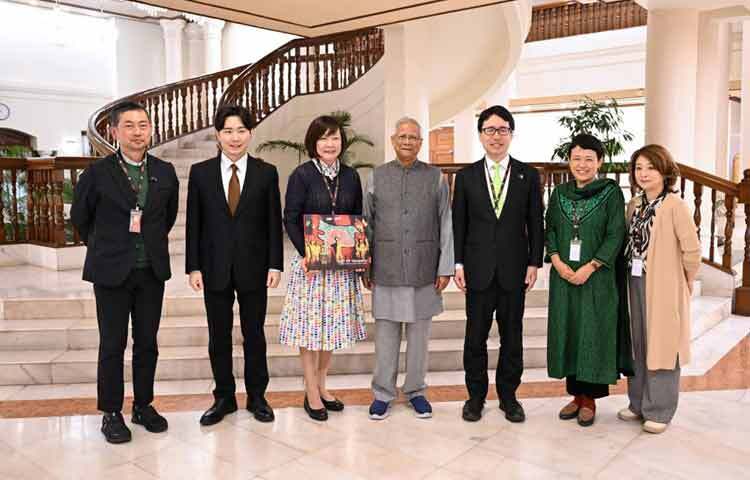 রাষ্ট্রীয় অতিথি ভবন যমুনায় প্রধান উপদেষ্টা অধ্যাপক মুহাম্মদ ইউনূসের সঙ্গে সাক্ষাৎ করেন জাপানের প্রয়াত প্রধানমন্ত্রী শিনজো আবের স্ত্রী এবং ফাউন্ডেশন ফর এনকোরেজমেন্ট অফ সোশ্যাল কন্ট্রিবিউশনের প্রধান আকি আবে। ছবি: সিএ প্রেস উইং