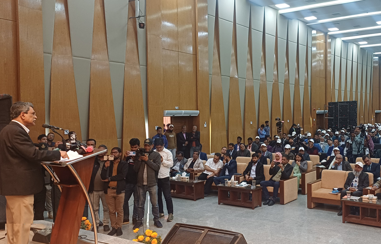 প্রধান উপদেষ্টার বিশেষ সহকারী (উপদেষ্টা পদমর্যাদা) অধ্যাপক আলী রীয়াজ আজ খুলনা বিভাগীয় অডিটোরিয়ামে আসন্ন গণভোট ও ভোটার উদ্বুদ্ধকরণের লক্ষ্যে আয়োজিত মতবিনিময় সভায় প্রধান অতিথির বক্তৃতা করেন। ছবি: পিআইডি