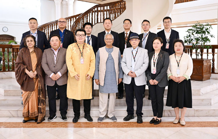 প্রধান উপদেষ্টা প্রফেসর ড. মুহাম্মদ ইউনূসের সাথে গত ২৮ জানুয়ারি ঢাকায় রাষ্ট্রীয় অতিথিভবন যমুনায় চায়না-বাংলাদেশ পার্টনারশিপ ফোরামের একটি প্রতিনিধিদল সাক্ষাৎ শেষে ফটোসেশনে অংশ নেন। ছবি: পিআইডি