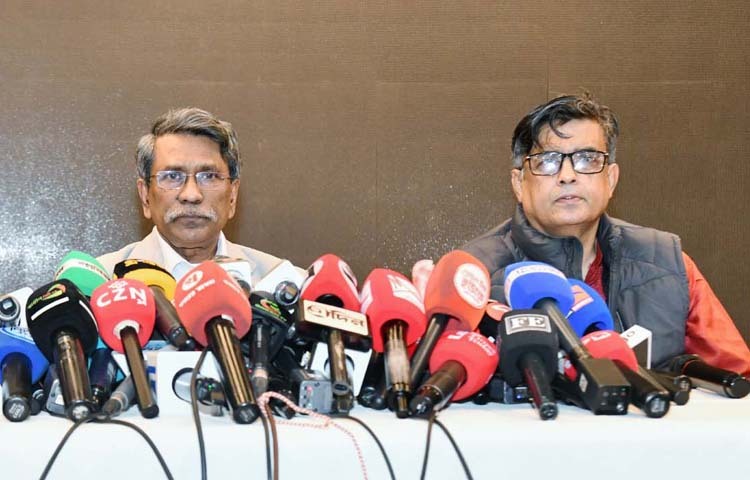 প্রধান উপদেষ্টার বিশেষ সহকারী অধ্যাপক আলী রীয়াজ আজ ঢাকায় ফরেন সার্ভিস একাডেমিতে সমসাময়িক বিষয়ে সাংবাদিকদের ব্রিফ করেন। এ সময় প্রধান উপদেষ্টার প্রেস সচিব মোহাম্মদ শফিকুল আলম উপস্থিত ছিলেন। ছবি: পিআইডি