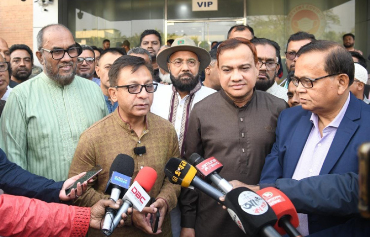 বাণিজ্য, শিল্প এবং বস্ত্র ও পাট মন্ত্রী খন্দকার আব্দুল মুক্তাদির আজ সিলেট ওসমানী আন্তর্জাতিক বিমানবন্দরে সরকারি বিভিন্ন দপ্তরের কর্মকর্তা ও দলীয় নেতাকর্মীদের সাথে শুভেচ্ছা বিনিময় শেষে সাংবাদিকদের ব্রিফ করেন। ছবি: পিআইডি