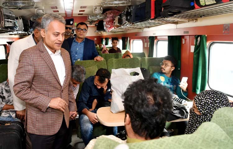 রেলপথ মন্ত্রী শেখ রবিউল আলম পবিত্র ঈদুল ফিতর উপলক্ষে ঘরমুখো মানুষের ঈদযাত্রার প্রাক্কালে আজ ঢাকায় কমলাপুর রেলওয়ে স্টেশন পরিদর্শন করেন। ছবি: পিআইডি