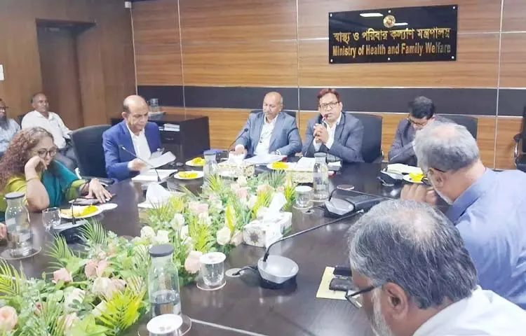 স্বাস্থ্যসেবা বিভাগের সচিব মো. কামরুজ্জামান চৌধুরী ঢাকায় মন্ত্রণালয়ের সম্মেলনকক্ষে মাঠপর্যায়ের কর্মরত স্বাস্থ্যকর্মীদের নিয়ে আয়োজিত জরুরি সভায় সভাপতিত্ব করেন। ছবি: পিআইডি