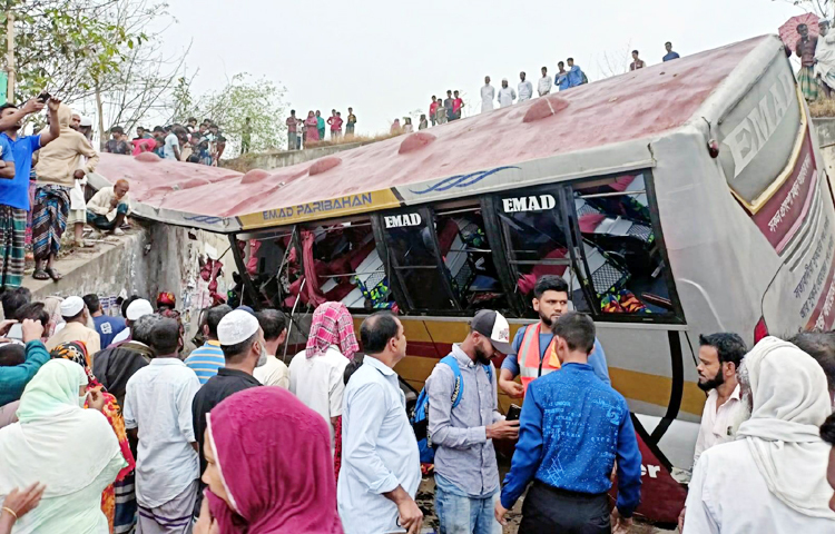 মাদারীপুরের শিবচর উপজেলার ভাঙ্গা-মাওয়া-ঢাকা এক্সপ্রেসওয়েতে সড়ক দুর্ঘটনায় নিহতের সংখ্যা বেড়ে ১৯ জনে দাঁড়িয়েছে। আহত হয়েছেন অন্তত ২৫ জন। আজ সকাল সোয়া ৮টায় উপজেলার কুতুবপুর এলাকায় খুলনা থেকে ঢাকাগামী ইমাদ পরিবহনের বাস খাদে পড়ে এ ঘটনা ঘটে। ছবি: জাগো নিউজ