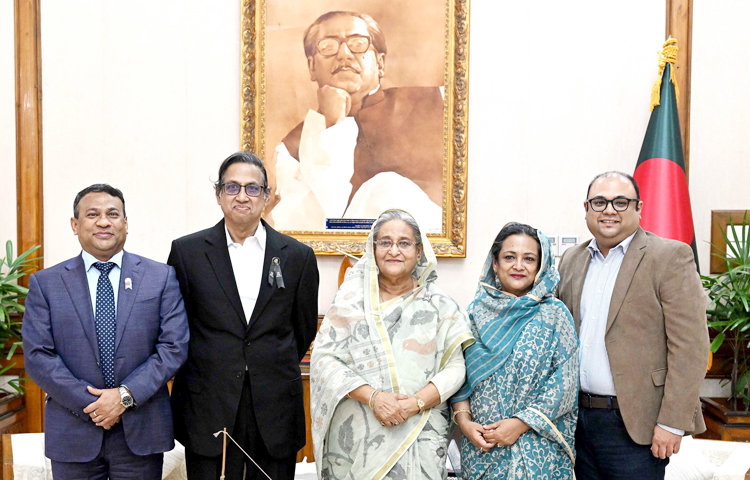 প্রধানমন্ত্রী শেখ হাসিনার সঙ্গে গণভবনে সাক্ষাৎ করে কৃতজ্ঞতা প্রকাশ করেছেন সন্ত্রাসী সংগঠন আল-কায়েদার হাতে ইয়েমেনে অপহরণের শিকার জাতিসংঘের কর্মকর্তা বাংলাদেশি নাগরিক লেফটেন্যান্ট কর্নেল (অব.) এ কে এম সুফিউল আনাম। আজ গণভবনে সপরিবারে প্রধানমন্ত্রীর সঙ্গে সাক্ষাৎ করে কৃতজ্ঞতা প্রকাশ করেন তিনি। ছবি: পিআইডি