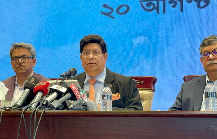 নিজেদের জন্য এবং অন্য আঞ্চলিক শান্তি ও স্থিতিশীলতার জন্য ভারত অত্যন্ত পরিপক্ব বলে মন্তব্য করেছেন পররাষ্ট্রমন্ত্রী ড. এ. কে. আবদুল মোমেন। আজ বিকেলে পররাষ্ট্র মন্ত্রণালয়ে দক্ষিণ আফ্রিকায় ব্রিকস সম্মেলনে অংশগ্রহণ বিষয়ে আয়োজিত সংবাদ সম্মেলনে তিনি এ কথা বলেন। ছবি: সংগৃহীত