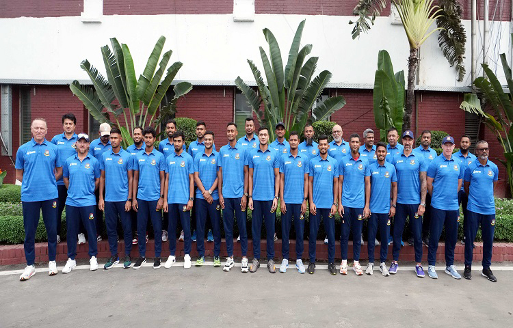 ভারতের মাটিতে ওয়ানডে বিশ্বকাপে অংশ নিতে দেশ ছেড়েছে বাংলাদেশ জাতীয় ক্রিকেট দল। আজ স্থানীয় সময় বিকেল সোয়া ৪টার দিকে ঢাকা থেকে গুয়াহাটির উদ্দেশ্যে রওয়ানা দিয়েছে টাইগাররা। বাংলাদেশ বিমানের চার্টার্ড ফ্লাইটে ভারত গেছেন সাকিব-মুশফিকরা। দলের খেলোয়াড়রা সবাই গেছেন একই ফ্লাইটে। ছবি: জাগো নিউজ