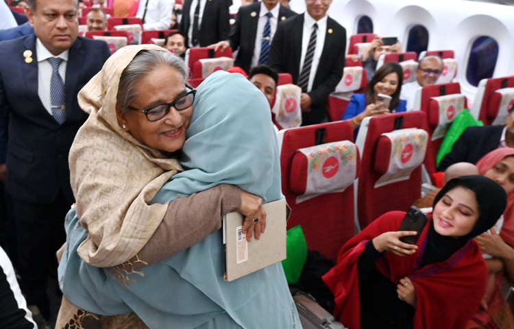 যুক্তরাষ্ট্র ও যুক্তরাজ্যের ১৬ দিনের সফর শেষে দেশে ফেরার পথে বিমান বাংলাদেশ এয়ারলাইন্সের একটি বাণিজ্যিক ফ্লাইটের যাত্রীদের সঙ্গে কুশালাদি বিনিময় করেন প্রধানমন্ত্রী শেখ হাসিনা। ফ্লাইটটি আজ বাংলাদেশ সময় দুপুর সাড়ে ১২টার দিকে ঢাকার হযরত শাহজালাল আন্তর্জাতিক বিমানবন্দরে পৌঁছায়। ছবি: পিআইডি