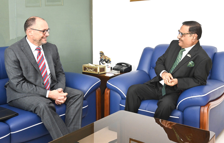 আওয়ামী লীগের সাধারণ সম্পাদক ওবায়দুল কাদের বলেছেন, ‘পিটার হাস রাষ্ট্রদূত হিসেবে তার আচরণের সীমা মেনে চলবেন বলে আশা করে সরকার।’ আজ দুপুরে ধানমন্ডিতে দলীয় কার্যালয়ে প্রেস ব্রিফিংয়ে সাংবাদিকদের এক প্রশ্নের জবাবে ওবায়দুল কাদের এ কথা বলেন। ছবি: জাগো নিউজ