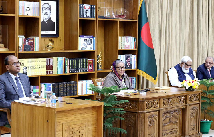 প্রধানমন্ত্রী শেখ হাসিনা আজ গণভবনে ব্যবসায়ীদের শীর্ষ সংগঠন দ্য ফেডারেশন অব বাংলাদেশ চেম্বার্স অব কমার্স অ্যান্ড ইন্ডাস্ট্রির (এফবিসিসিআই) নবনির্বাচিত কমিটির মতবিনিময় সভায় বক্তৃতা করেন। ছবি: পিআইডি