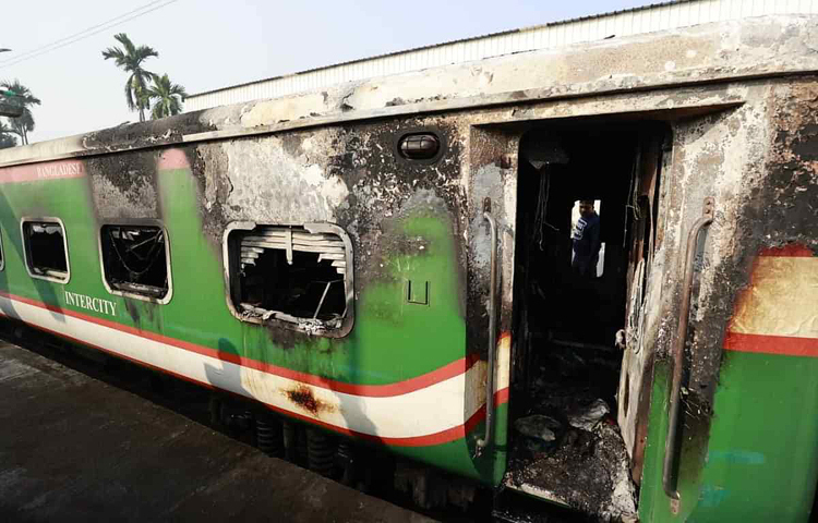 রাজধানীর তেজগাঁও রেলস্টেশনে মোহনগঞ্জ এক্সপ্রেসে দুর্বৃত্তদের দেওয়া আগুনে দগ্ধ হয়ে মা ও শিশুসন্তানসহ ৪ যাত্রী মারা গেছেন। আজ ভোর ৫টার দিকে ট্রেনটিতে আগুন দেয় দুর্বত্তরা। এতে ঘটনাস্থলেই দগ্ধ হয়ে ৪ জন মারা যান। ছবি: জাগো নিউজ