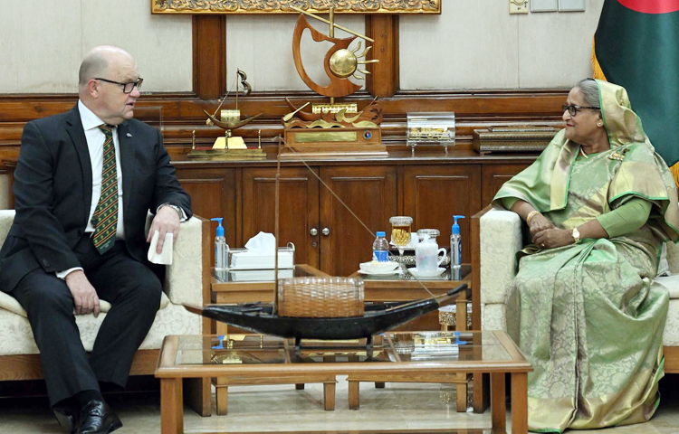 প্রধানমন্ত্রী শেখ হাসিনার সঙ্গে সাক্ষাৎ করেছেন ঢাকায় নিযুক্ত অস্ট্রেলিয়ার বিদায়ী হাইকমিশনার জেরেমি ব্রুর। আজ সকালে গণভবনে প্রধানমন্ত্রীর সঙ্গে সাক্ষাৎ করেন তিনি। ২০২০ সালের জানুয়ারি থেকে বাংলাদেশে অস্ট্রেলিয়ার হাইকমিশনারের দায়িত্ব পালন করেন জেরেমি। ছবি: পিআইডি