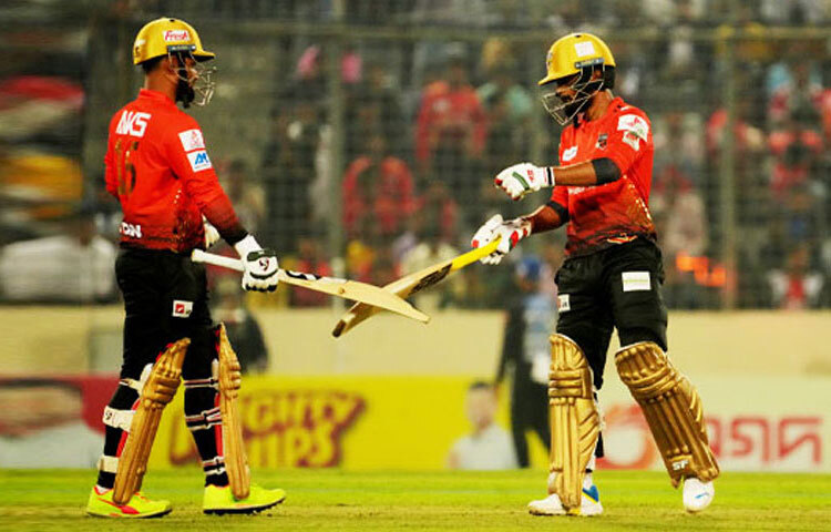 বিপিএলের প্রথম কোয়ালিফায়ারে রংপুর রাইডার্সকে হারিয়ে প্রথম চান্সেই ফাইনালে উঠে গেছে কুমিল্লা ভিক্টোরিয়ান্স। থ্রিলার ম্যাচে রংপুরকে ৯ বল হাতে রেখে ৬ উইকেটে হারিয়েছে লিটন দাসের দল। রংপুরকে ফাইনাল খেলতে হলে দ্বিতীয় কোয়ালিফায়ারে ফরচুন বরিশালকে হারাতে হবে। ছবি: সংগৃহীত