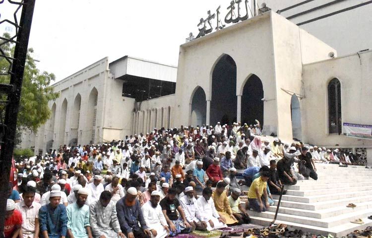 আজানের পর মসজিদের ওপর-নিচ পরিপূর্ণ হয়ে যায়। নামাজের সময়ও মসজিদ ছিল কানায় কানায় পূর্ণ। পাশের খোলা জায়গা ও মার্কেটের ভেতরে নামাজ আদায় করেন অনেকে। ছবি: বিপ্লব দিক্ষিৎ