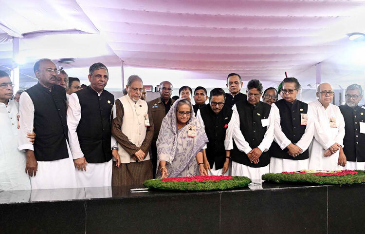 ঐতিহাসিক ছয় দফা দিবস উপলক্ষে আওয়ামী লীগ সভাপতি শেখ হাসিনা দলের জ্যেষ্ঠ নেতাদের সঙ্গে নিয়ে দলীয় প্রধান হিসেবে বঙ্গবন্ধুর প্রতিকৃতিতে পুষ্পস্তবক অর্পণ করেন। ছবি: পিআইডি