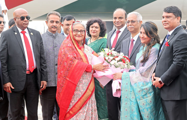 প্রধানমন্ত্রী শেখ হাসিনা ভারতের প্রধানমন্ত্রী নরেন্দ্র মোদীর আমন্ত্রণে দুদিনের রাষ্ট্রীয় সফরে আজ নয়াদিল্লি পৌঁছান। বাংলাদেশ বিমানের একটি বিশেষ ফ্লাইট দিল্লির স্থানীয় সময় বিকেল সোয়া ৪টায় পালাম বিমানবন্দরে অবতরণ করে। এ সময় প্রধানমন্ত্রীকে স্বাগত জানান ভারতের পররাষ্ট্র ও পরিবেশবিষয়ক প্রতিমন্ত্রী কীর্তি বর্ধন সিং। ছবি: ইয়াছিন কবির জয়