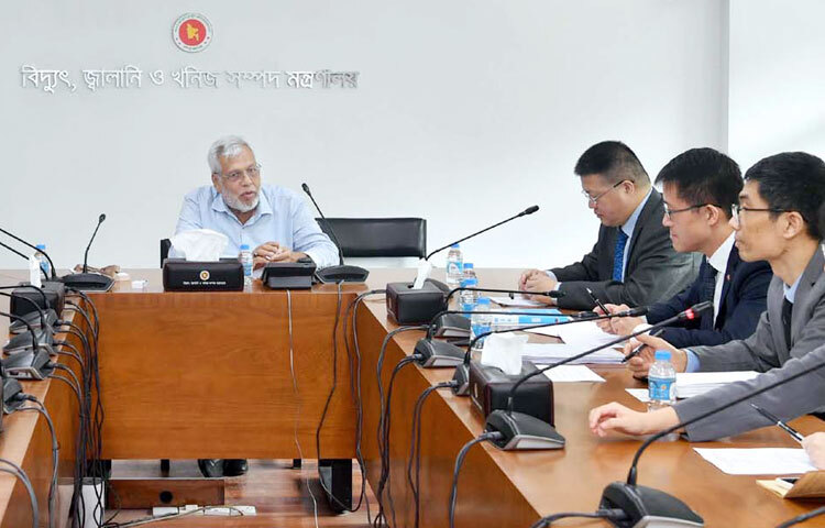 বিদ্যুৎ জ্বালানি ও খনিজ সম্পদ উপদেষ্টা মুহাম্মদ ফাওজুল কবির খানের সঙ্গে আজ মন্ত্রণালয়ে তার অফিসকক্ষে বাংলাদেশে চীনের রাষ্ট্রদূত ইয়াও ওয়েনের নেতৃত্বে প্রতিনিধিদল সাক্ষাৎ করেন। ছবি: পিআইডি