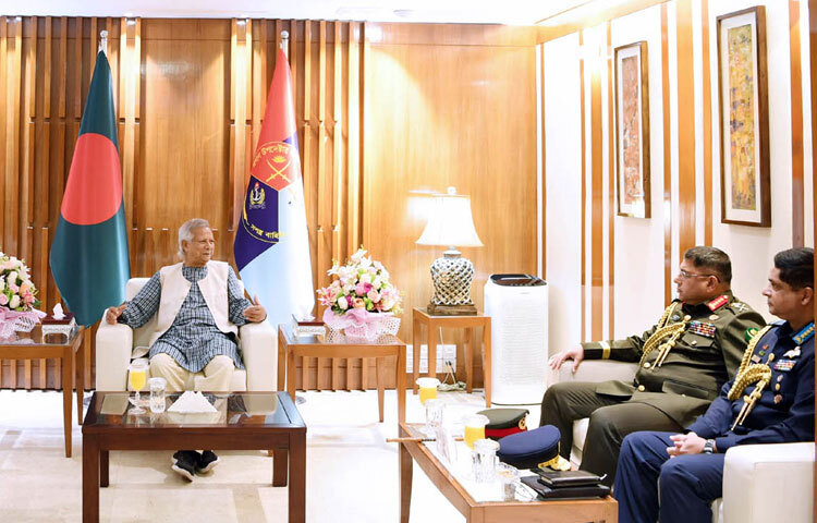 অন্তর্বর্তী সরকারের প্রধান উপদেষ্টা ড. মুহাম্মদ ইউনূস আজ ঢাকা সেনানিবাসে সশস্ত্র বাহিনী বিভাগে তিন বাহিনী প্রধানদের সাথে সাক্ষাৎ করেন। ছবি: পিআইডি