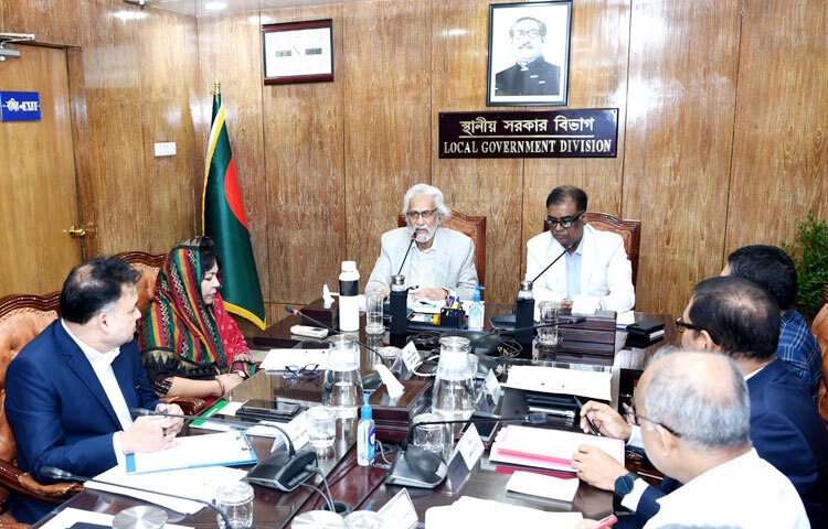 স্থানীয় সরকার, পল্লী উন্নয়ন ও সমবায় উপদেষ্টা এ এফ হাসান আরিফ আজ মন্ত্রণালয়ের সভাকক্ষে ডেঙ্গুসহ মশাবাহিত অন্যান্য রোগ প্রতিরোধ বিষয়ক জাতীয় কমিটির সভায় সভাপতিত্ব করেন। ছবি: পিআইডি