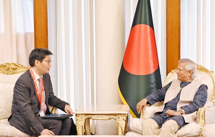 প্রধান উপদেষ্টা ড. মুহাম্মদ ইউনূসের সঙ্গে আজ ঢাকায় রাষ্ট্রীয় অতিথি ভবন যমুনায় এশীয় উন্নয়ন ব্যাংকের সাউথ এশিয়া ডিপার্টমেন্টের ডিরেক্টর জেনারেল টাকিও কোনিশি সাক্ষাৎ করেন। ছবি: পিআইডি
