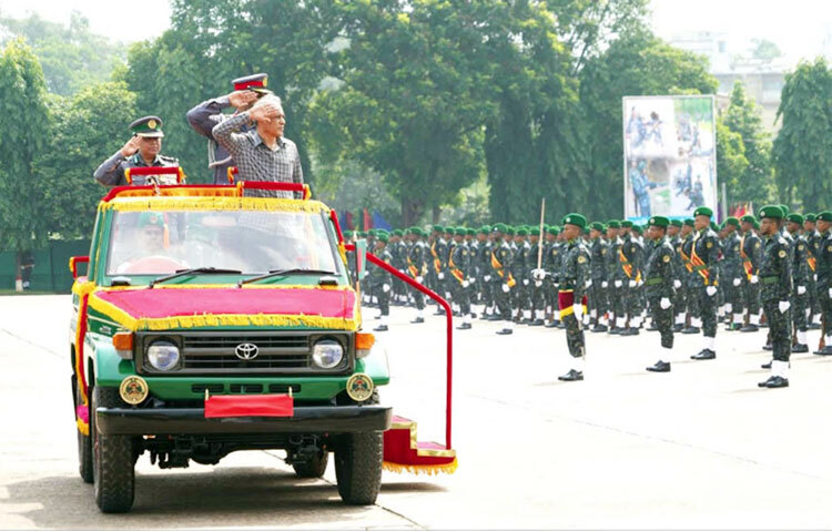 স্বরাষ্ট্র উপদেষ্টা লেফটেন্যান্ট জেনারেল মো. জাহাঙ্গীর আলম চৌধুরী (অব.) আজ গাজীপুরে বাংলাদেশ আনসার ও ভিডিপি একাডেমিতে আনসার ও গ্রাম প্রতিরক্ষা বাহিনীর ৪০তম বিসিএস (আনসার) ক্যাডার কর্মকর্তা এবং ২৫তম ব্যাচ (পুরুষ) রিক্রুট সিপাহি মৌলিক প্রশিক্ষণের সমাপনী কুচকাওয়াজের সালাম গ্রহণ করেন। ছবি: পিআইডি